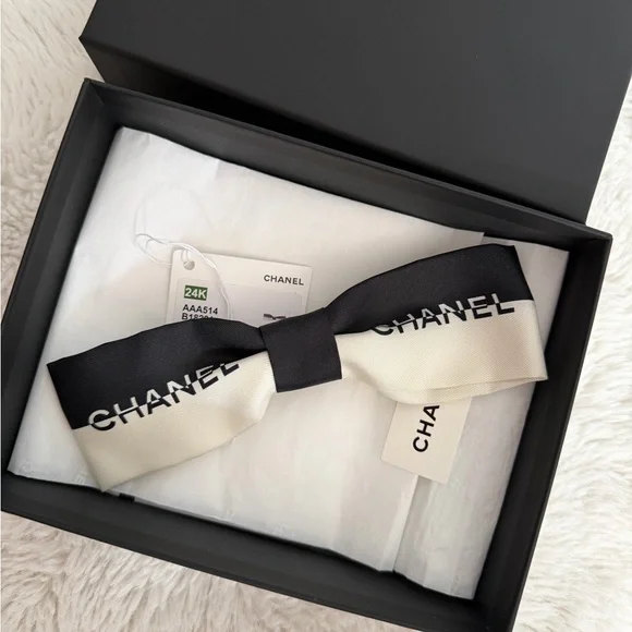 NWT! 24K Chanel ? black white Bow logo Silk hair clip barrette ? Chanel Logo Bow Silk Hair Accessory Black – Coco Approved Studio main image 4